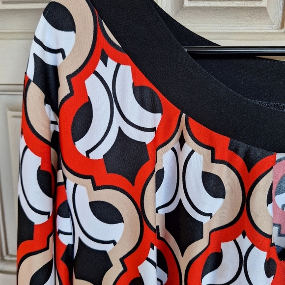 Red/Black Graphic Print Tunic Sz2X Stretchy Contrast Collar/Cuffs Machine Wash - Picture 5 of 7